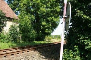 Výroční zpráva stavu železničních přejezdů. Správné rozhledové poměry na železničním přejezdu a technický stav přejezdů jsou přitom základními předpoklady bezpečného provozu drážní i silniční dopravy.