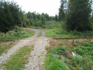 Výroční zpráva kdy na železničním přejezdu P8, v km.7, mezi Chřenovicemi a Budčicemi, byl sloupek s výstražným křížem zlomen a nacházel se na travnaté ploše u železničního přejezdu.