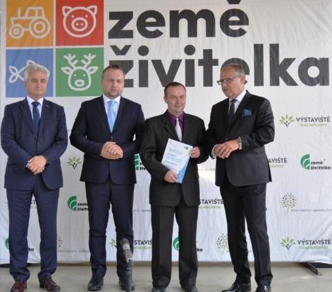 Cena ředitele - ocenění pracovníků VÚRV, v. v. i. za mimořádné výsledky výzkumu Cena ředitele VÚRV, v.v.i. je každoročně udělována na zasedání Vědecké rady VÚRV za mimořádné výsledky dosahující významného přínosu v oblasti vědy a výzkumu.