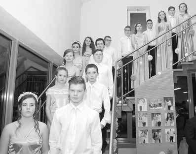 Žáci pomáhali při přípravě výzdoby plesu a celou slavnostní událost také nejstarší z nich moderovali.