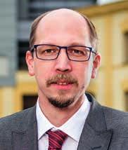 Vážení přátelé naší, pokud bychom hledali něco královského v notovém zápisu, vězte a ti znalejší již vědí že se zde objevuje takzvaná koruna, místo, které tvoří určitý předěl, kde skladba vygraduje a