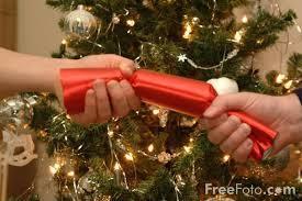 christmas crackers (jedná se o papírové tuby, v nichž se ukrývá drobný dárek). Oběd se skládá z pečeného krocana s kaštanovou nádivkou se zeleninou a omáčkou.
