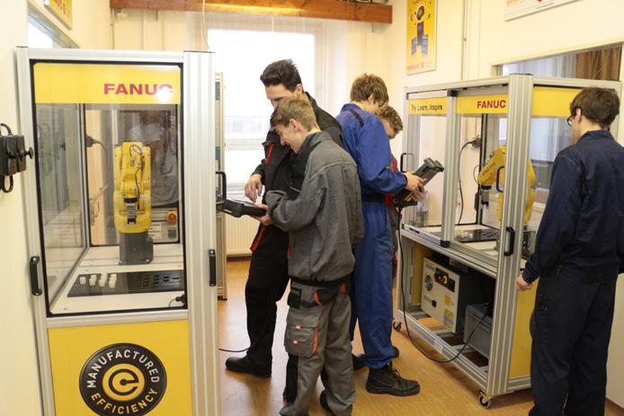 Robotické buňky se např. propojí dopravníkem a studenti se rozdělí na týmy, přičemž jedna skupina studentů vkládá výrobky na dopravník a druhá je sbírá.