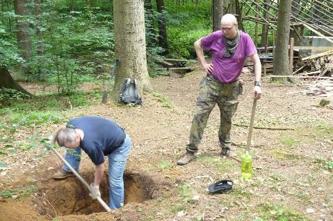 byl o den později odvezen do Štítů stejně jako předchystané týpiovky, na místě se zbudovala nová odpadovka/vsakovačka u kuchyně, vykopaly se nové díry na latriny, pospravila se konstrukce kuchyně,