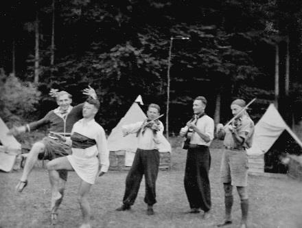Díky svým kamarádům z oddílu se stává velkým fandou do motorek a motocyklových závodů. V roce 1934 dokonce získává 3. místo v motocyklové soutěži Ecce homo ve Šternberku.