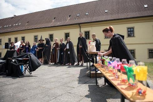 dopolední hra byla soutěž mezi školami a spočívala v získání nejvíce drahokamů, které učitelé dávali do nádob (každé družstvo mělo svou). Soutěž měla 3 hry, jedna hra trvala něco kolem půl hodiny.