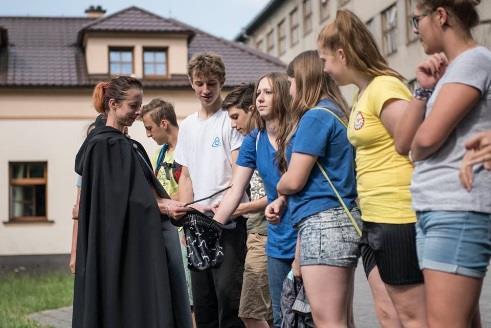 Měli jsme za úkol jít k prvnímu stanovišti a udělat úkol, většinou to bylo o štěstí (hod kostkami, hod mincí, hip hap hop teď a podobně).