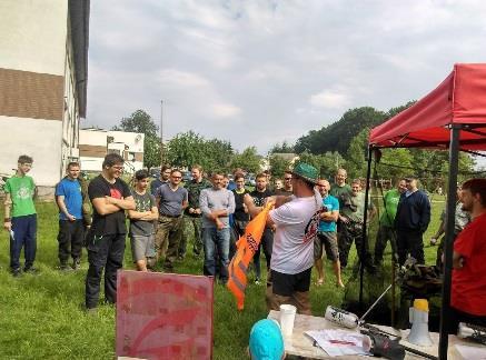 uchystání arény o- bětovali páteční podvečer a sobotní brzké ráno) a ochrannými sítěmi a netrpělivému očekávání, kolik z nahlášených týmů vlastně skutečně nastoupí, bylo to opět tady. Adrenalin.