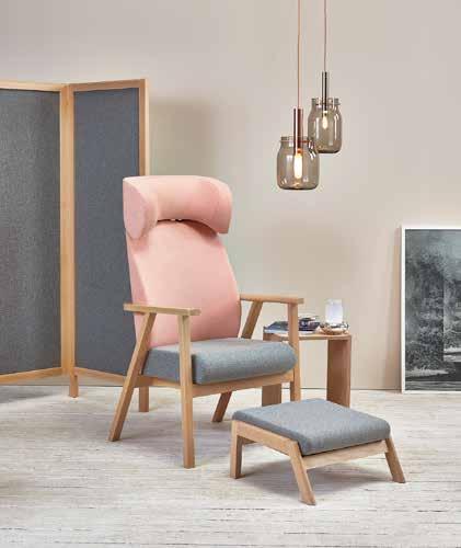 Thanks to its light frame, wheels and handrail, the stable folding screen is easy to move. When folded, the screen takes up very little space.