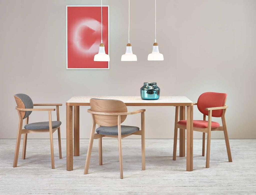 santiago dining chair Jídelní židle Pohodlně u stolu a jednoduše od stolu. Dvě varianty tvrdosti sedáku reagují na potřeby během používání.