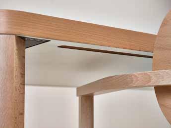 fotele z podłokietnikami można wsunąć pod blat stołu 10 11 Stoly je možné stavět do řad Tables can be arranged