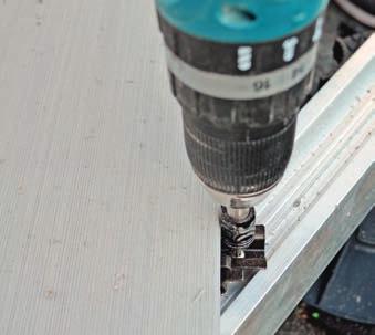 Příklad: Plovoucí pokládka Pokud není podklad rovný, instaluje se pro plovoucí pokládku speciální hliníková spodní konstrukce: 1.