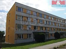 STATIKUM s. r.o. 2945-469-2017 k němu komora na chodbě a sklepní kóje. V blízkosti zastávka MHD, obchod, exit na D7 směr Praha.