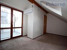 Vinohrad. Dům i byt jsou po rekonstrukci.