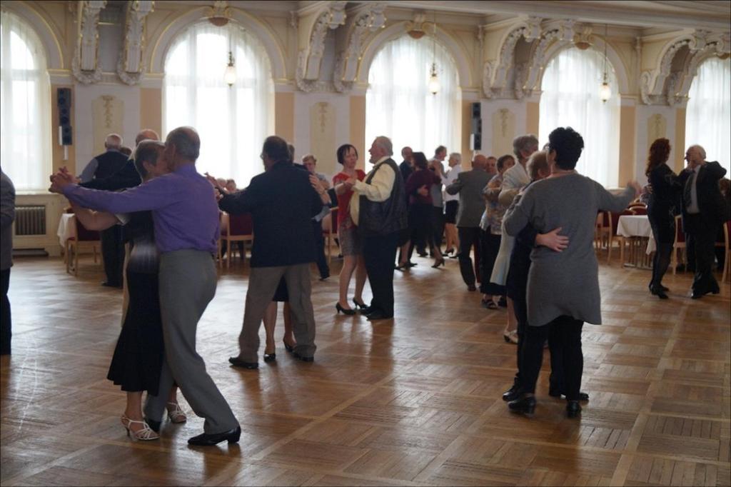 Senior klub Zajišťujeme zájmové, vzdělávací a volnočasové aktivity v rozsahu: trénování paměti kondiční cvičení na židlích, míčích, na žíněnkách, při hudbě, cvičíme jógu, plaveme a cvičíme v bazénu