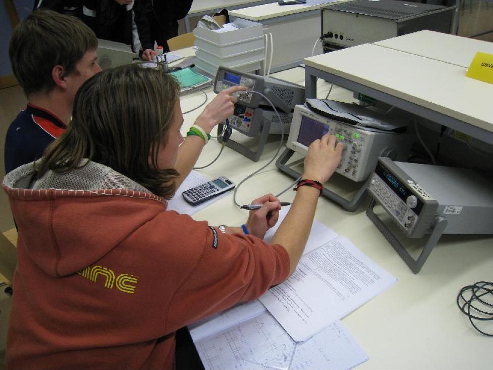 Studijní program FEKT (Bc, Mg) Elektrotechnika, elektronika, komunikační a řídicí technika Studijní obor B-AMT (bakaláři, Bc.) Automatizace a měřicí technika 1.