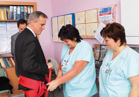 zentace nemocnice. Vyzkoušel jsem si první pomoc, řekl asi padesátiletý muž, který v nemocnici byl na operaci před 15 roky. Rád vidím, že se nemocnice hodně zlepšila.