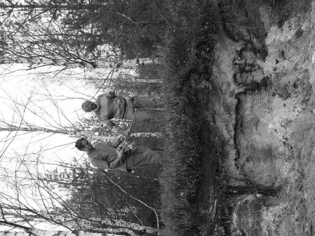 b. Zakroužkuj, který půdní typ je zachycen na fotografii. 2 body i. Nivní půda (fluvizem) iii. Červenozem ii. Podzol iv.