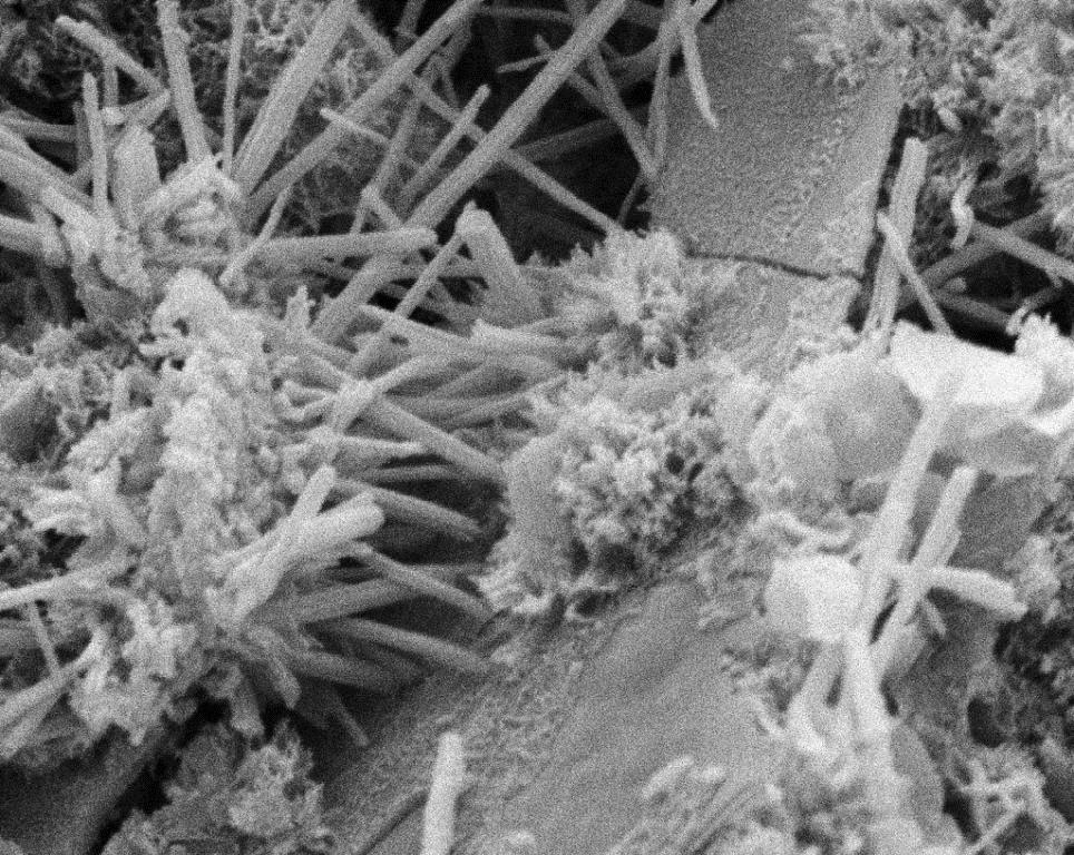 A právě tyto pochody spojené se vznikem ettringitu se stávají pro využití fluidního popílku při výrobě stavebních materiálů, například betonu, značně diskutabilní, protože vznik ettringitu v již