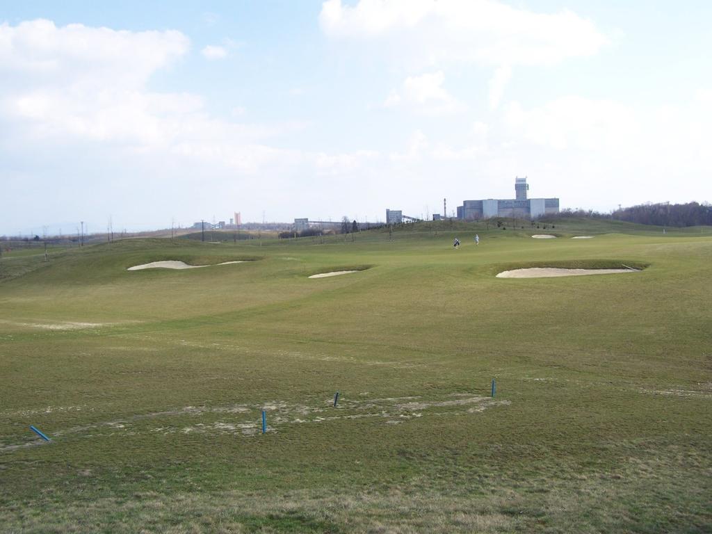 Obrázek 6: Golfové hřiště V současnosti je hřiště již plně využíváno.
