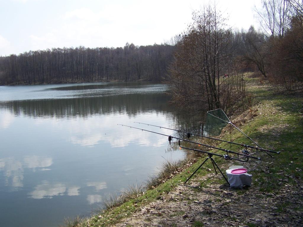 Obrázek 13: Kozí Becirk Lazecká V důsledku těžební činnosti na Ostravsku a Karvinsku zde úplně zanikl život v těchto jinak velmi osídlených koloniích, protékající řeka se rozlila do krajiny.