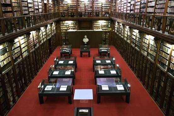 1669 tříposchoďové regály z r. 1756 5 http://www.biblioangelica.it/angelica/ Angelica/home.