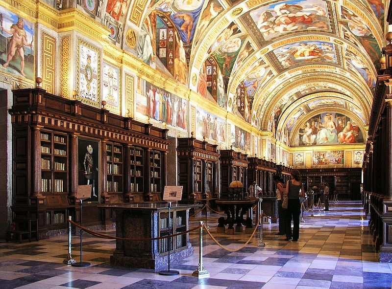 Escorial Escorial hlavní místnost knihovny 44x9x10 m vyřezávané police fresky s výjevy na