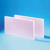EPSIzolace vnějších stěn EPS Soklová deska Desky z pěnového polystyrenu s vysokou pevností pro zateplení soklové části fasády. Strukturovaný povrch usnadňuje nanášení omítky.