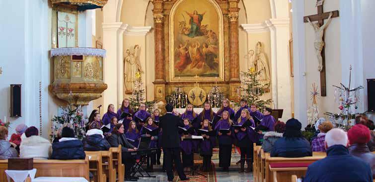 Restaurovaná socha Sv. Jana Nepomuckého, školní budovy, kostel.