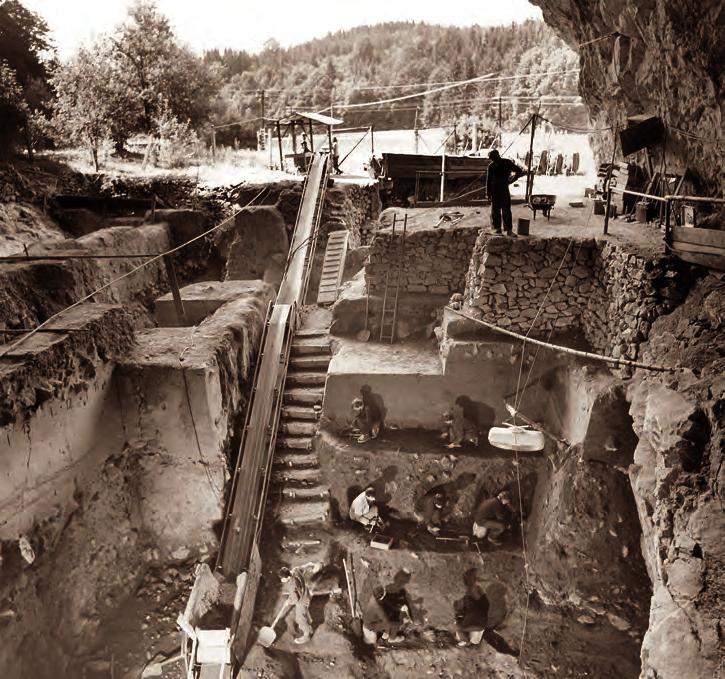 Vykopávky v Kůlně z šedesátých let 20. století vedené Karlem Valochem a v místě jeho dnešního dna se patrně nacházel podzemní koridor.