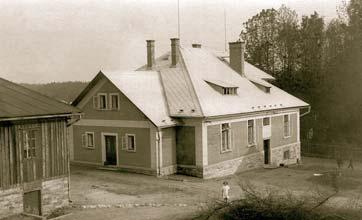 Odhadovalo se, že nemocných bylo Janovský a část Letního pavilonu (archiv) zhruba 4-9x více než zemřelých. Ke zlepšení diagnostiky je v r.1922 v Albertinu zřízena laboratoř a rentgen.