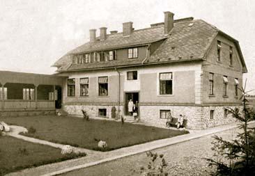 V dalším roce je postavena strojní prádelna a nový pavilon Malínský. To umožňuje přijetí většího počtu pacientů. V té době už dospělí nemocní, převážně ženy, jednoznačně převládají nad dětskými.