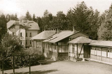 Letní pavilon V r.1907 byl postaven lehký dřevěný pavilon s 32 lůžky pro letní pobyty nemocných dětí. Měl otevřené lehárny a dvě zasklené verandy. Stál v místě, kde se nyní nachází Honlův dům.
