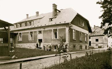 O původu názvů Malínský I a Malínský II Malínský I. v třicátých letech (archiv) Malínský II. ve třicátých letech, vpravo již s vybudovanými lehárnami (archiv) Tyto pavilony byly pojmenovány po MUDr.