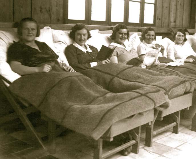 Lehárny - léčba klidem a čerstvým vzduchem S výstavbou pavilonů byly zároveň budovány lehárny. Byly to zastřešené objekty situované otevřenou stranou k jihu, ze severu chráněny stěnou.