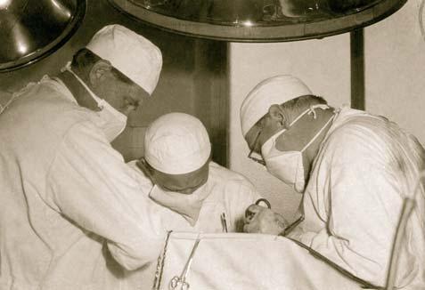Prof. MUDr. Jaroslav Procházka, DrSc. (* 15. 1. 1913, 29. 12. 2003) Dr. Procházka byl v letech 1956 až 1979 přednostou chirurgické kliniky Fakultní nemocnice v Hradci Králové.