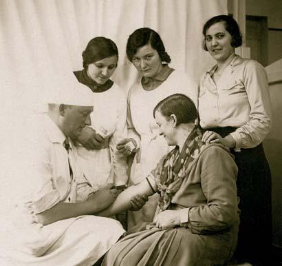 Začínají se také podávat kalciové injekce do žíly. V r. 1927 bylo takto léčeno jen 18 případů, v dalších letech se však léčba kalciovými injekcemi stala téměř pravidelnou.