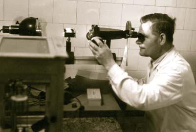 1933 prof.chemie M. Farladanskaja: Povšechně řečeno byla alkalická rezerva krevní plazmy tím nižší, čím těžší případ, Z laboratoře v šedesátých letech (foto A.