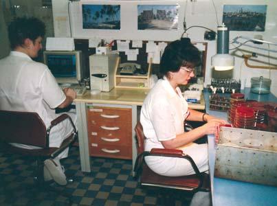 Odečítání kultivací nespecifické bakteriální flory (foto J. Jireš) Nový automatický analyzátor mykobaktérií (foto J. Jireš) Nový biochemický analyzátor (foto J.
