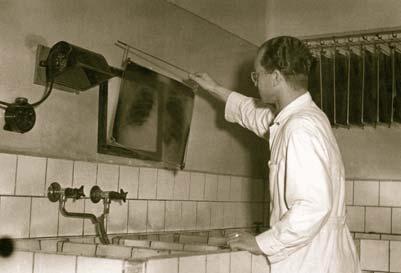 B. Vačkář ve fotokomoře (archiv) jeho umění fyzikálního vyšetřování. Ve výroční zprávě z r. 1906 je uvedeno, že patologický nález na plicích zmizel u čtyř dítek, u tří pak byl opět zjištěn.