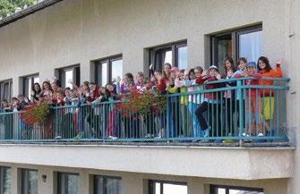 K dispozici je sedmnáct pokojů, čtyři apartmány, společenské místnosti, učebny a prostory pro sport a rekreační vyžití.