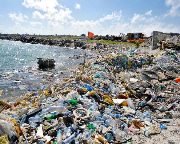Sedmý kontinent z odpadků Asi nejhorší možnost, co se děje s odpadky je jejich shromažďování v oceánu, lidé totiž do moře vyhodí tísíce tun odpadu ročně, zejména plastů Odpad se hromadí v místě, kde