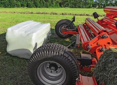 Ve výbavě na přání je dále k dispozici zásobník na čtyři role fólie, hydraulická sada pro sklápění kol