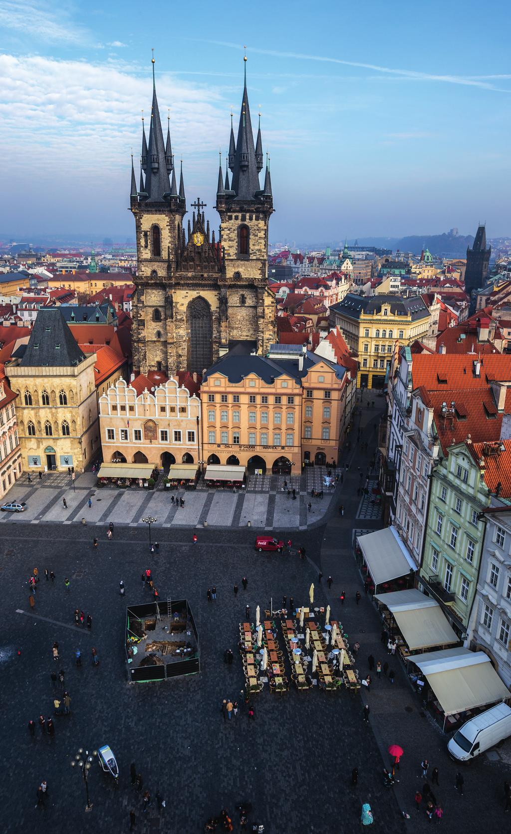 Staroměstské náměstí v době výzkumu základů mariánského sloupu.