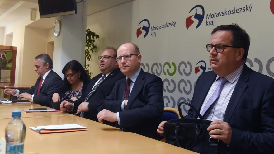 SOUHRNNÉ VARIABILITA; UKAZATELE TEMATICKÁ POLITICKÉHO AGENDA ZPRAVODAJSTVÍ Intenzita a tón medializace politického zpravodajství ve zpravodajských relacích (1Q 2017), počet výpovědí o politicích a