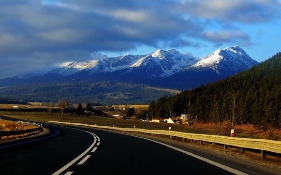 Obec Veľký Slavkov sa nachádza len 2 km od Popradu a 7 km od hlavného pásma Vysokých Tatier. Šport a zábava Vysoké Tatry sú ideálnym miestom pre letnú turistiku.