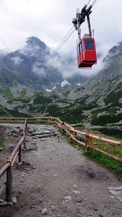 Tatranská Lomnica je jedna z najväčších a najkrajších osád na území Vysokých Tatier. Nachádza sa 6 km východne od Smokovca, na úpätí Lomnického štítu.