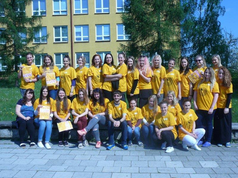 Všichni žáci naší školy jsou vedeni k toleranci a pomoci odlišným skupinám obyvatelstva.