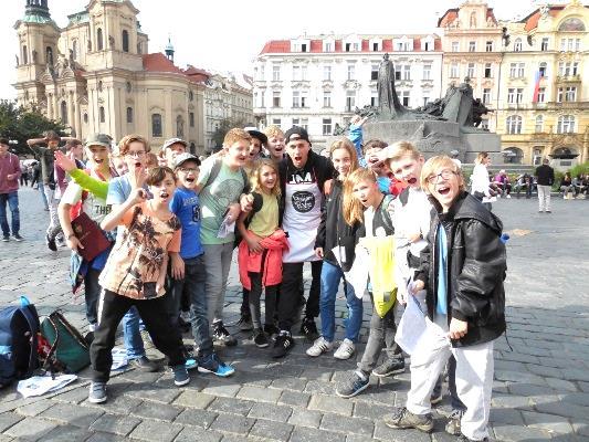 Šesťáci v Praze Ve středu 27. října byli šesťáci stejně jako celý druhý stupeň v Praze. Jeli metrem a tramvají do Národního technického muzea, kde se jim strašně líbilo.