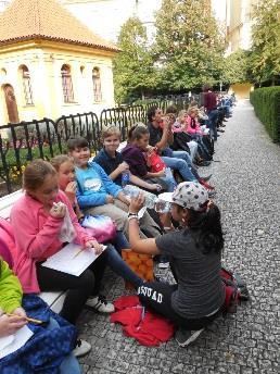 Nakonec šli na Václavské náměstí a z něho se metrem dopravili zpátky na Černý most. Bety Slohovka šesťáka: Praha Koncem září letošního roku jsme jeli se školou na výlet do Prahy.